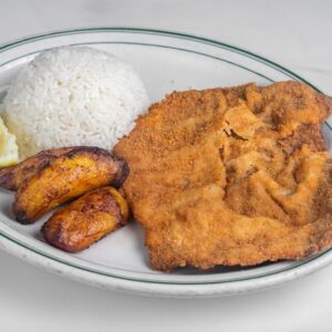 Bistec empanizado con arroz blanco y maduros