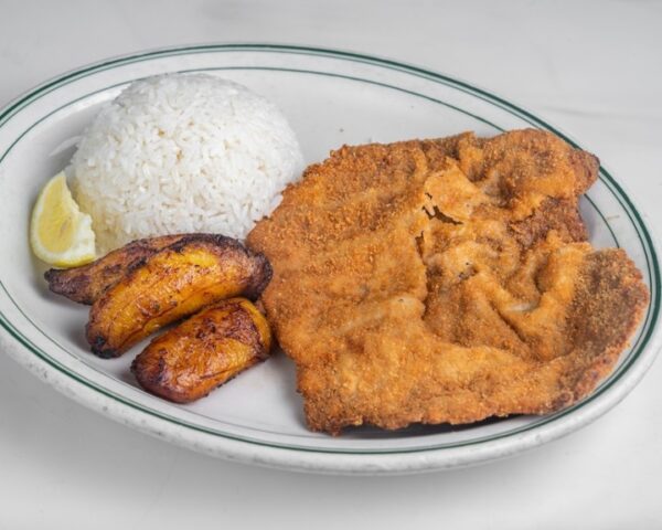 Bistec empanizado con arroz blanco y maduros