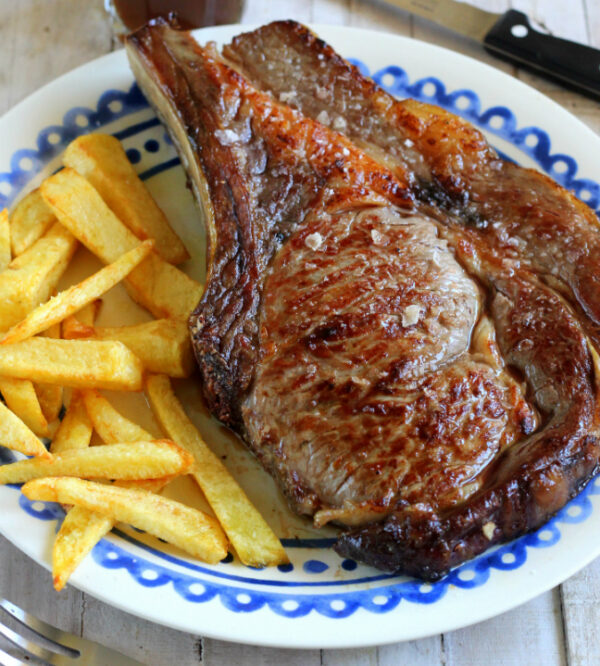 chuletas-de cerdo con papas fritas