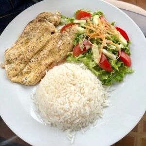 pollo a la plancha con arroz blanco y ensalada